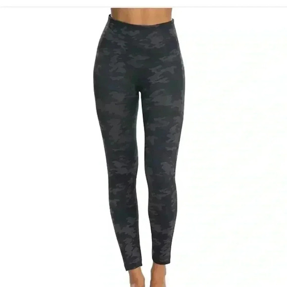 Spanx Seemless Green Camo Leggings Size Large - Picture 1 of 4